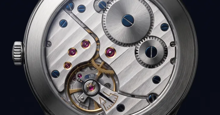 O calibre V-01 visto pelo fundo de safira, com pontes decoradas e parafusos azulados
